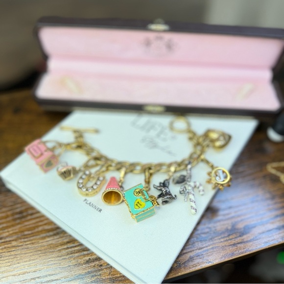 Authentic Juicy Couture Gold Y2K Bedazzled  Charm Bracelet Excellent Condition - Picture 3 of 6